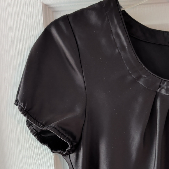 Black Short-Sleeve Pleated Scoop Neck Top - Picture 3 of 4